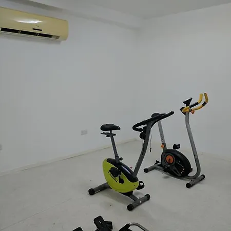 103 Elegant 2 Bed With Free Wifi, Ac, Pool & Gym! 아파트 라르나카