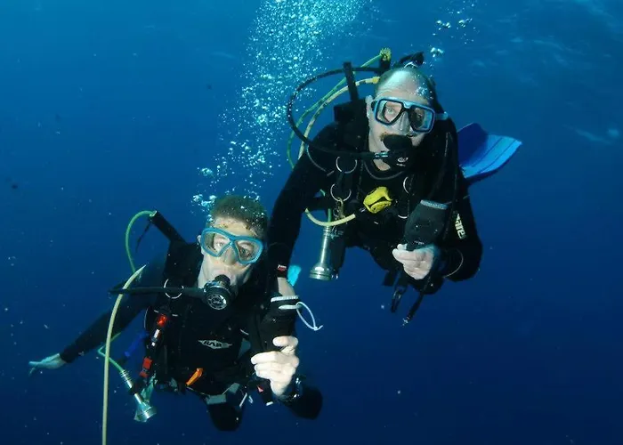 103 Elegant 2 Bed With Free Wifi, Ac, Pool & Gym! לרנקה