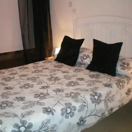 Lägenhet 103 Elegant 2 Bed With Free Wifi, Ac, Pool & Gym! Larnaca
