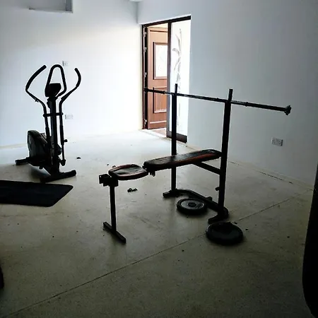 103 Elegant 2 Bed With Free Wifi, Ac, Pool & Gym! Apartment Larnaca